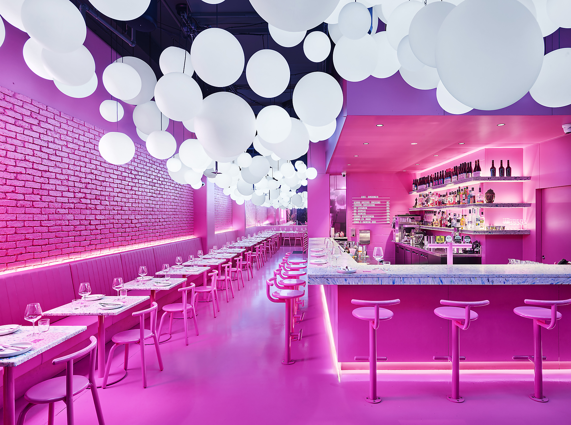 Interior photograph of PingPong Thai Restaurant by Florian Groehn